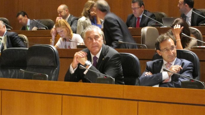 Consejeros Antonio Suárez y José Luis Saz en el pleno de las Cortes de Aragón