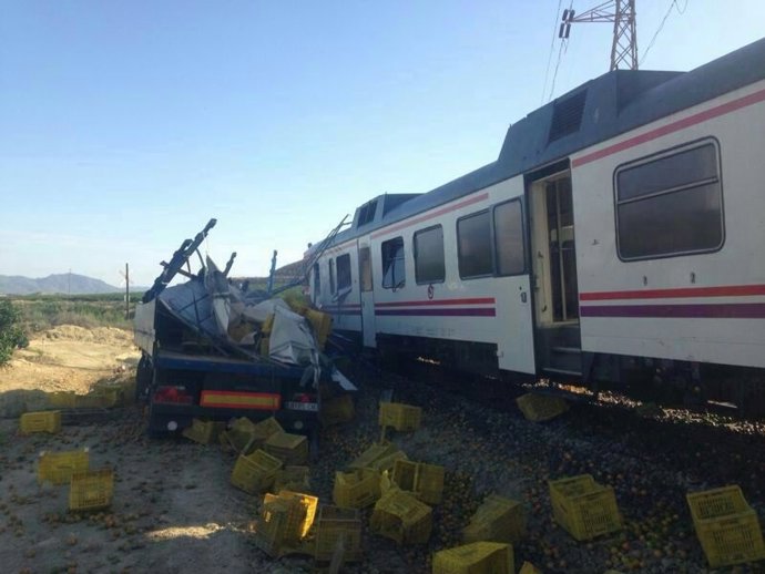 Estado en el que ha quedado el camión tras colisionar con el tren en Pulpí