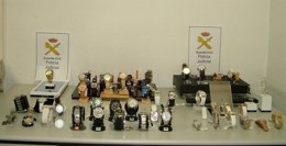 Relojes y bisutería intervenidos al detenido en Tordesillas.