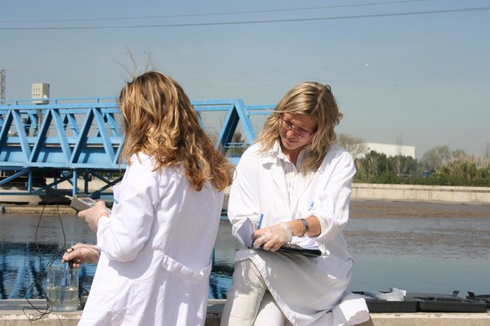 Estudiantes tomando muestras de laboratorio en estación depuradora.