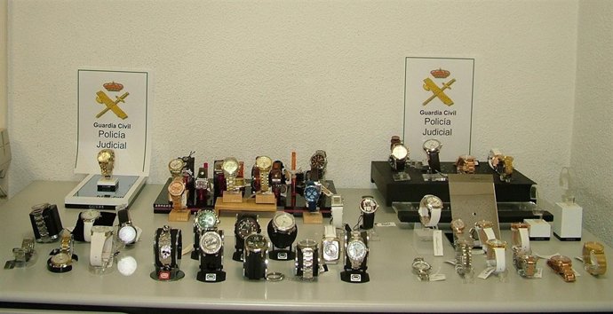Relojes y bisutería intervenidos al detenido en Tordesillas.