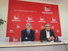 Orviz (derecha), junto con Llamazares, durante una rueda de prensa. 