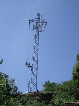 Línea de media tensión que abastece a Sort