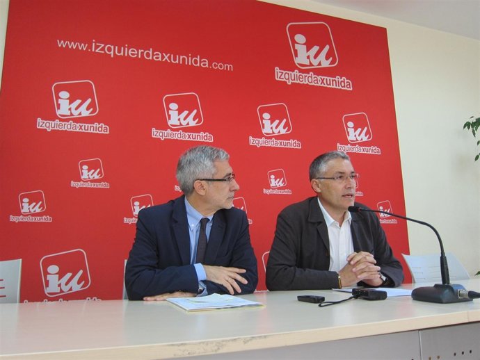 Llamazares (izquierda) con Manuel Orviz, en rueda de prensa. 