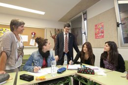  Iribas, Junto A La Directora Y Varias Alumnas De La Escuela De Educadores. 