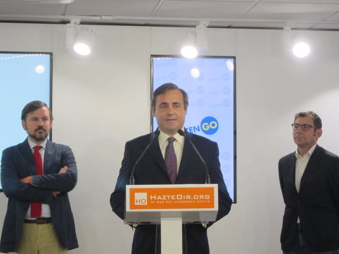El presidente de CitizenGO, Álvaro Zulueta, con Ignacio Arsuaga y Luca Volonté