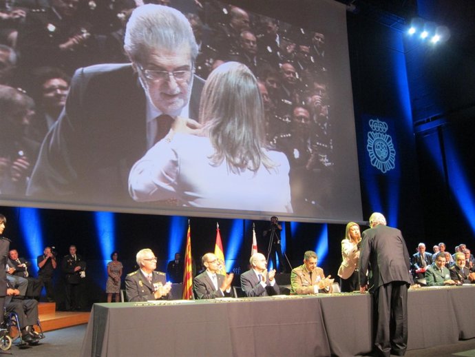 El editor José Manuel Lara, condecorado por el CNP