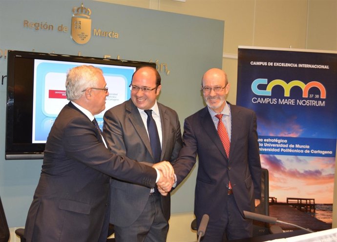 El consejero de Universidades y los rectores durante la firma del acuerdo