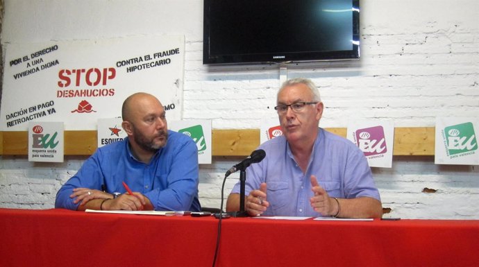 Ricardo Sixto (i) y Cayo Lara durante la rueda de prensa en Valencia