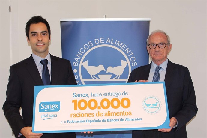 El responsable de la marca SANEX, Ignacio Álvarez, entrega el cheque