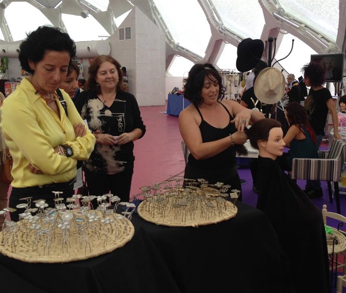 La concejal Mercedes Cantalapiedra visita el Encuentro de Moda y Artesanía