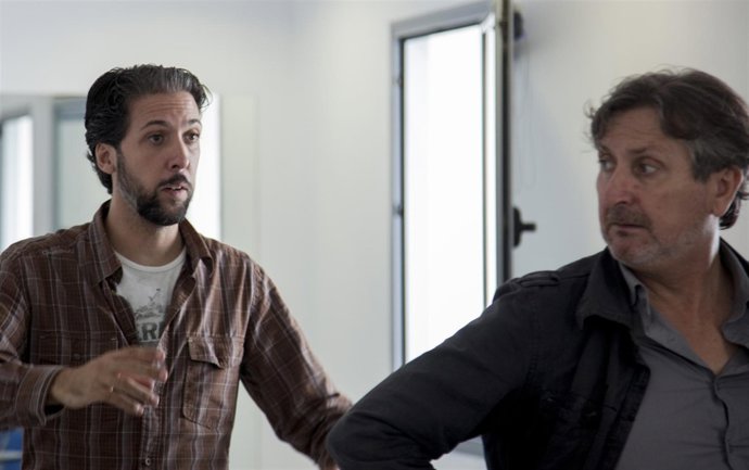 El director, David Chamizo, y el actor Sebastián Haro durante el ensayo. 