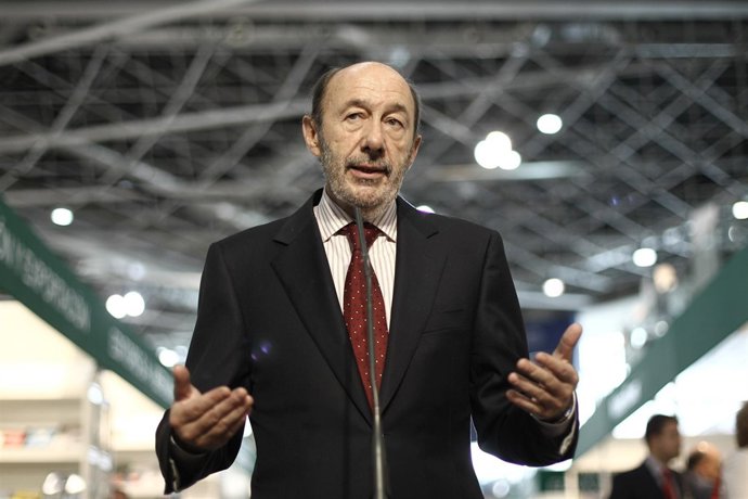 Alfredo Pérez Rubalcaba (PSOE) visita la feria Liber