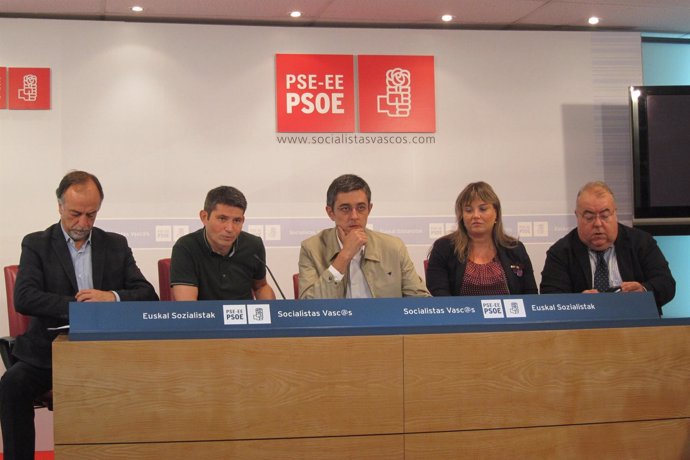 Eduardo Madina, con diputados y senadores del PSOE