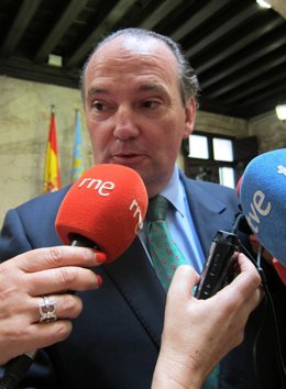 El presidente del Consejo de Cámaras de la Comunitat atiende a los periodistas.