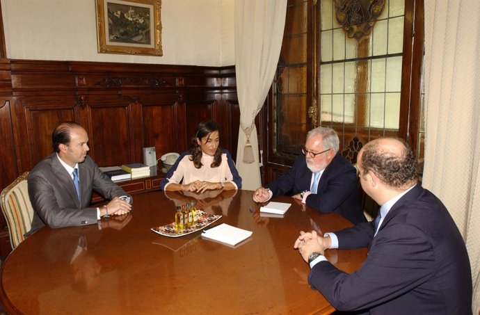 Unilever presenta al ministro Arias Cañete su proyecto para el cultivo sostenibl