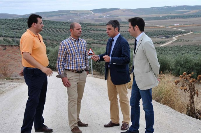 Lorite y Criado (dcha.) en el camino arreglado en Montalbán