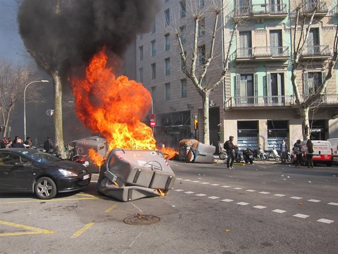 Contenedor Ardiendo Tras La Manifestación De Estudiantes