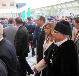 Díaz y Parras llegan entre protestas a la apertura del curso universitario