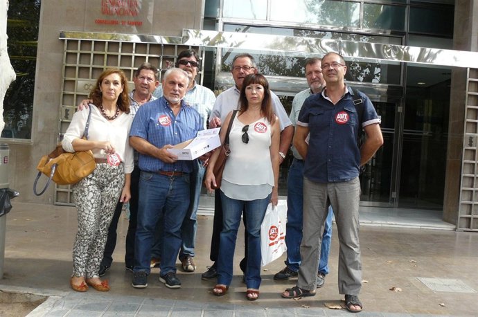 Entrega de las firmas en la Conselleria de Sanitat