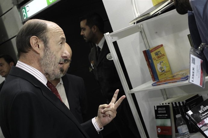 Alfredo Pérez Rubalcaba (PSOE) visita la feria Liber