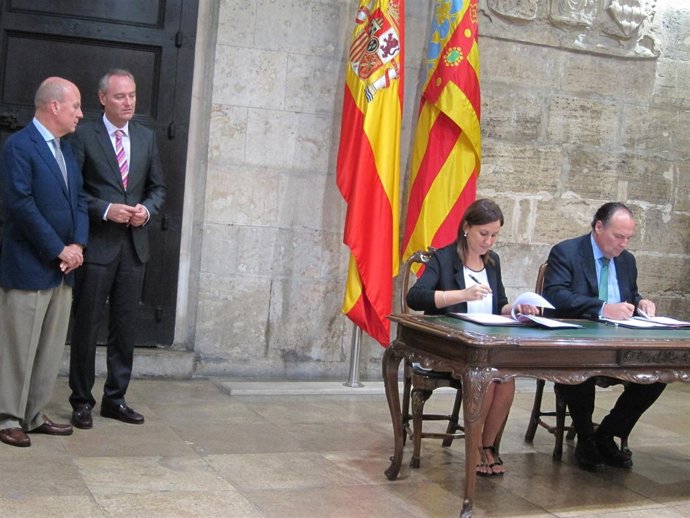 Català y Morata firman el convenio en presencia de Fabra y Buch.