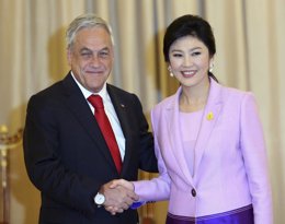 El presidente de Chile, Sebastián Piñera, y su homóloga tailandesa, Y.Shinawatra