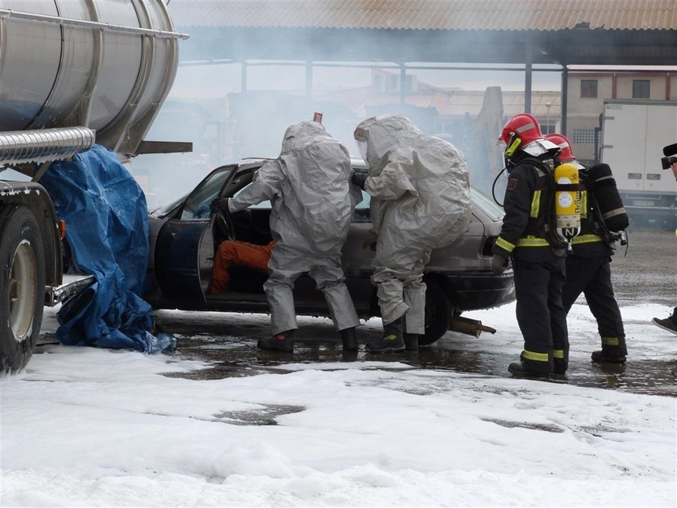 Simulacro de bomberos de accidente con mercancías peligrosas en Teruel