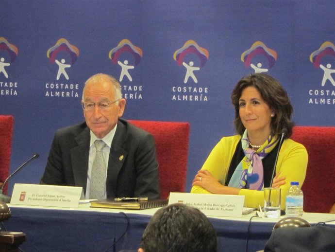 El presidente de la Diputación de Almería y la secretaria de Estado de Turismo