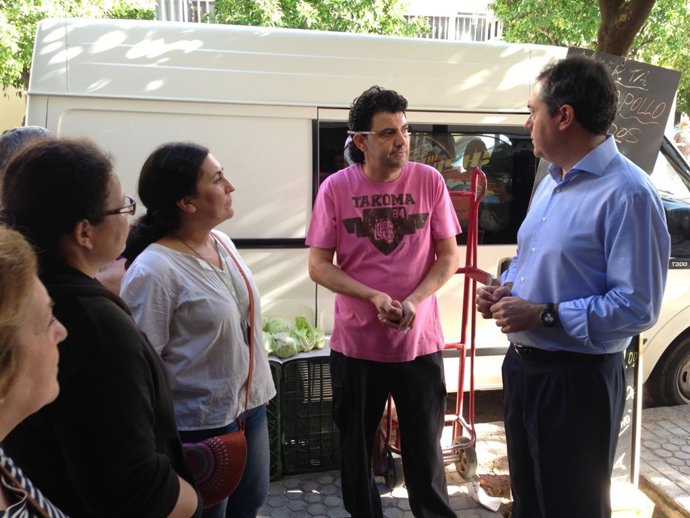 Espadas visita a los vecinos de Pio XII