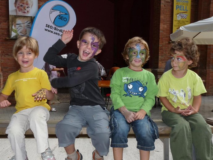 Niños participantes en actividades del Día de las Aves