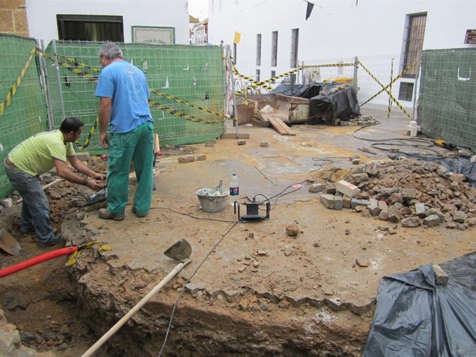 Obras de consolidación del entorno del dolmen.