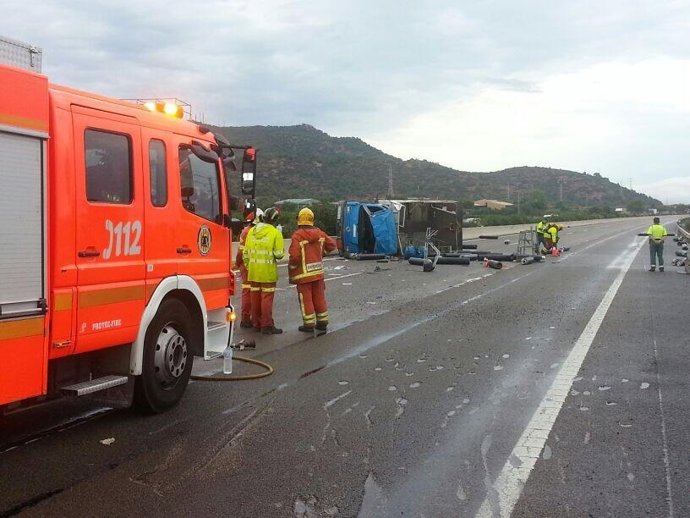 El camión siniestrado tendido sobre la A-7 a su paso por El Puig