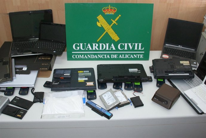 Efectos intervenidos a los siete detenidos por envios de cocaína