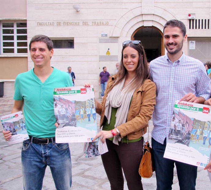 Borrallo, González y Durán con los carteles de la campaña