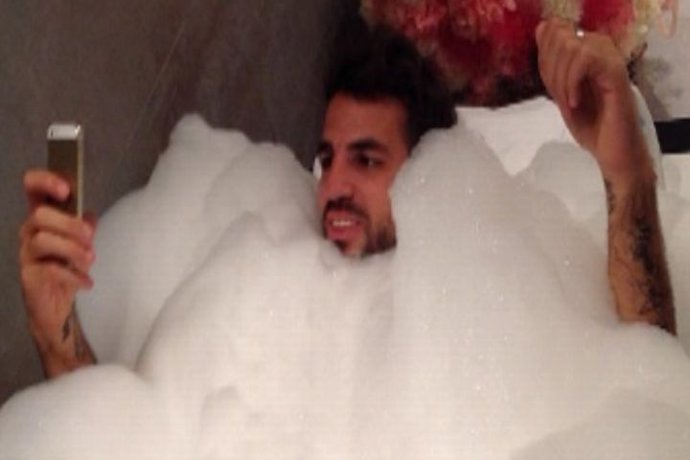 Fábregas se da un baño de espuma con su chica