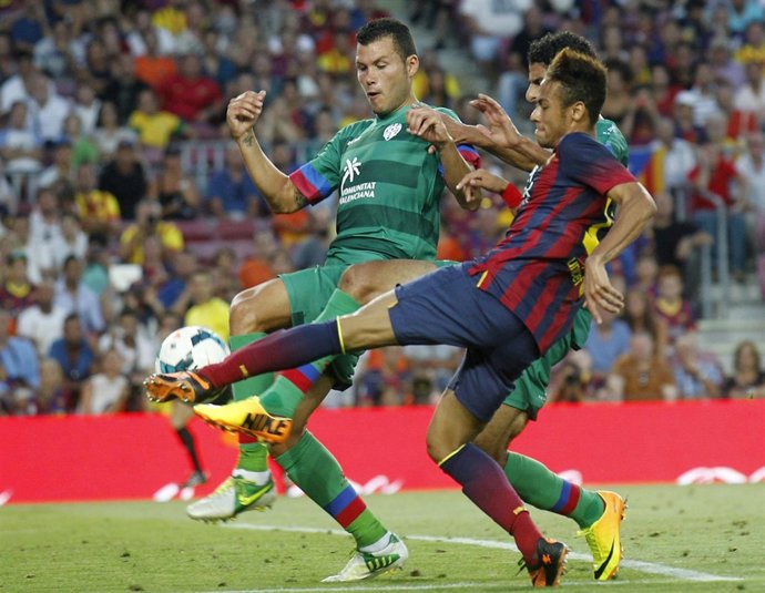 David Navarro disputa un balón con Neymar