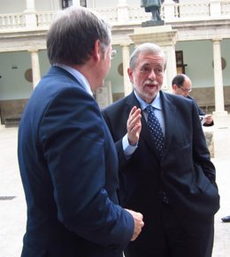 Beteta conversa con Moragues antes de participar en una jornada en Valencia.