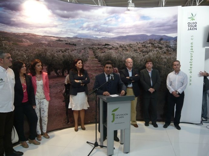 Reyes presenta la iniciativa 'Vente a la aceituna y haz tu propio aceite'.