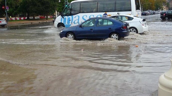 Calle de Valencia inundada por la lluvia