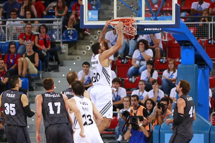 Bourousis machaca ante el Bilbao Basket