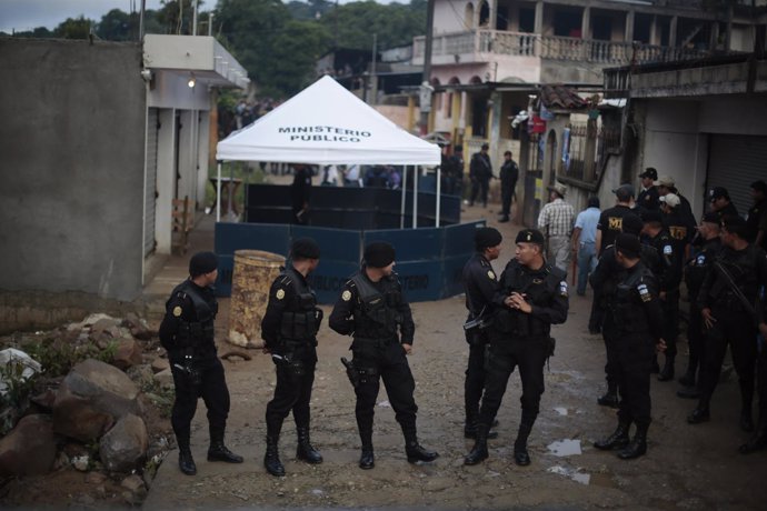 Soldados del Ejército de Guatemala montan guardia