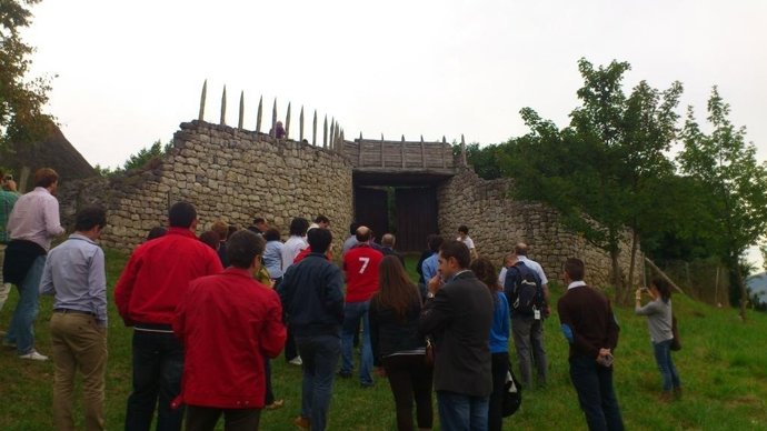 Tuiteros en el poblado cántabro en 2012