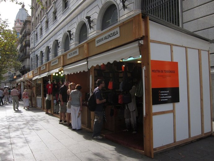 Feria de artesanía en el Portal de l'Àngel (Barcelona)