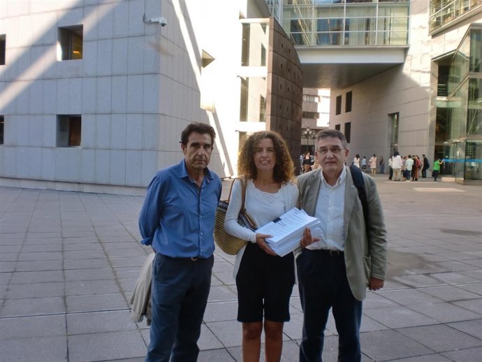 Representantes de Sendas de Asturias entregan la denuncia. 