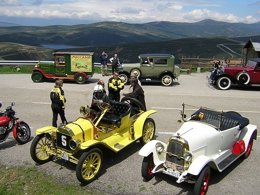 Vuelta turística en coches de época