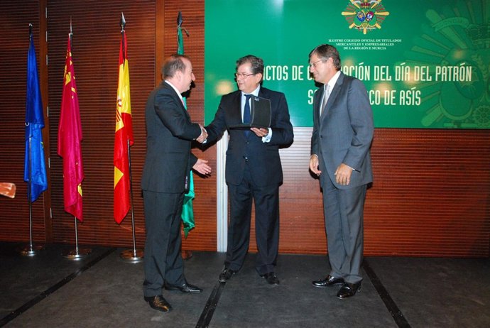 Titulados Mercantiles entregan su última Medalla de Oro a Ramón Madrid