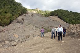 El consejero supervisa trabajos en el argayo de Sebrango 