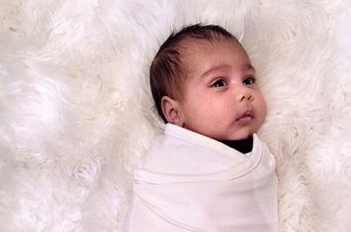 Kim Kardashian vuelve a mostrar a su hija 