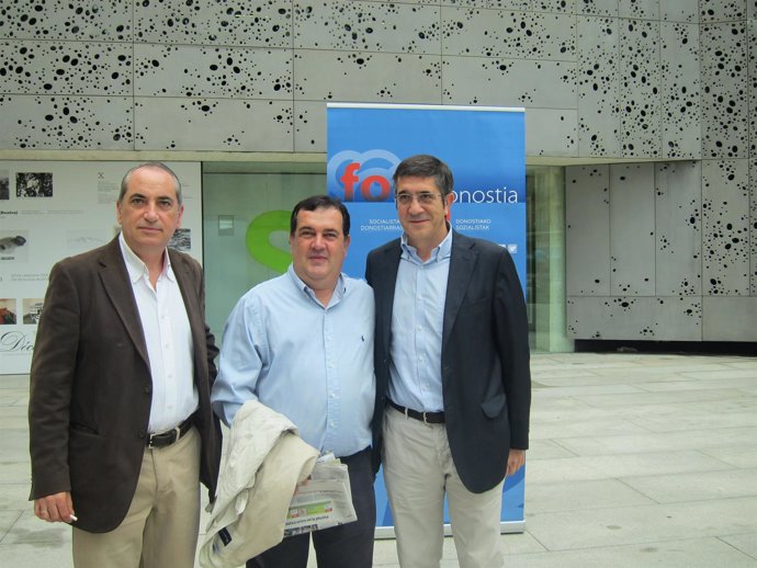 Iñaki Arriola, Ernesto gasco y Patxi López en el Foro Donostia del PSE